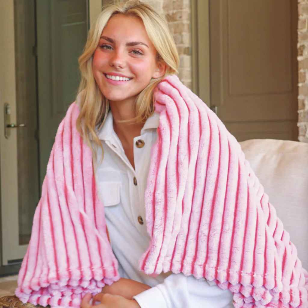 CUDDLY 
LUXE BLANKETS