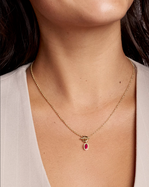 MINI ELISA TOGGLE GOLD SHORT PENDANT NECKLACE IN CARMINE RED